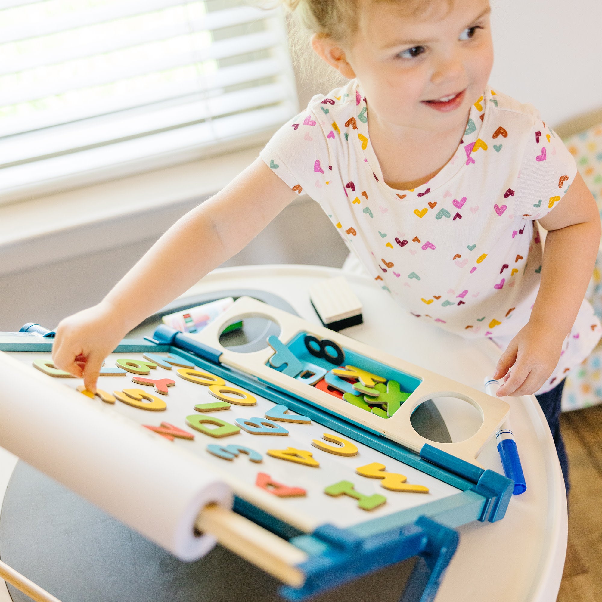 Melissa & Doug Double-Sided Magnetic Tabletop Easel - Image 5