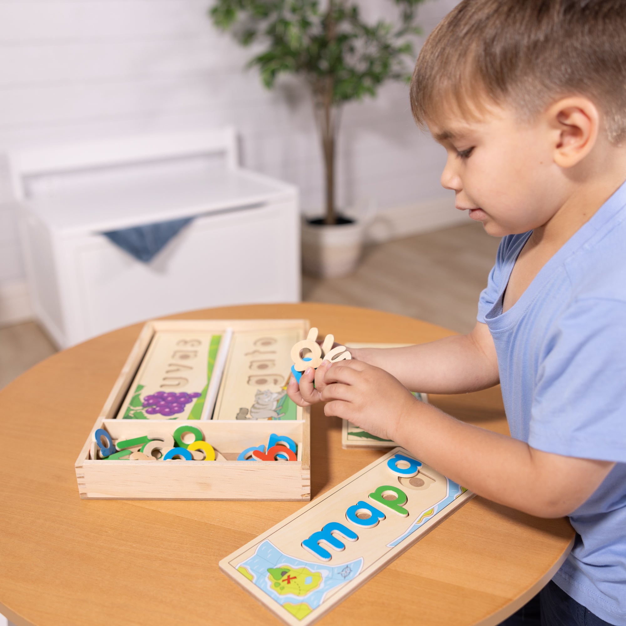 Melissa & Doug Spanish See & Spell Learning Toy - Image 5
