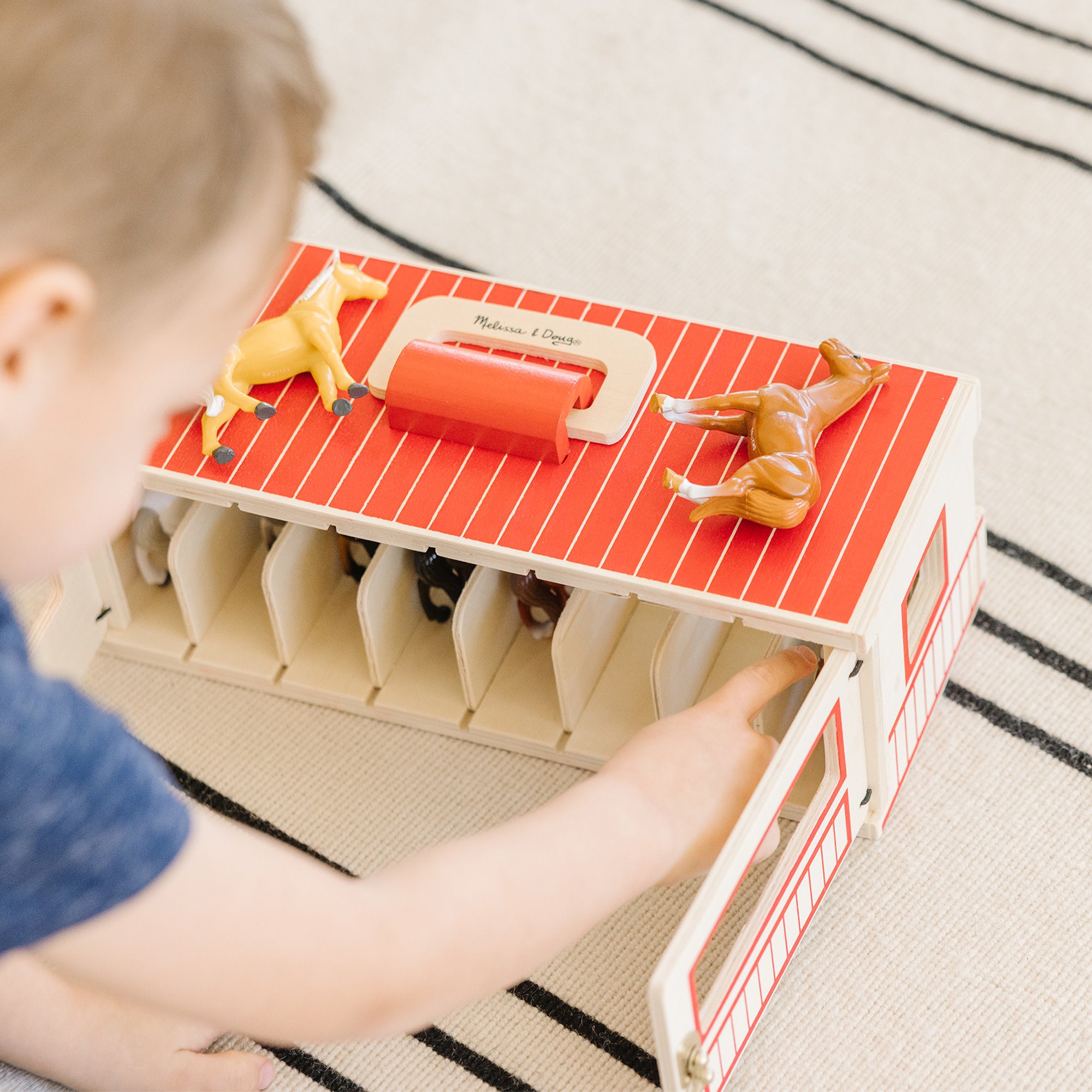 Melissa & Doug Take-Along Show-Horse Stable - Image 8