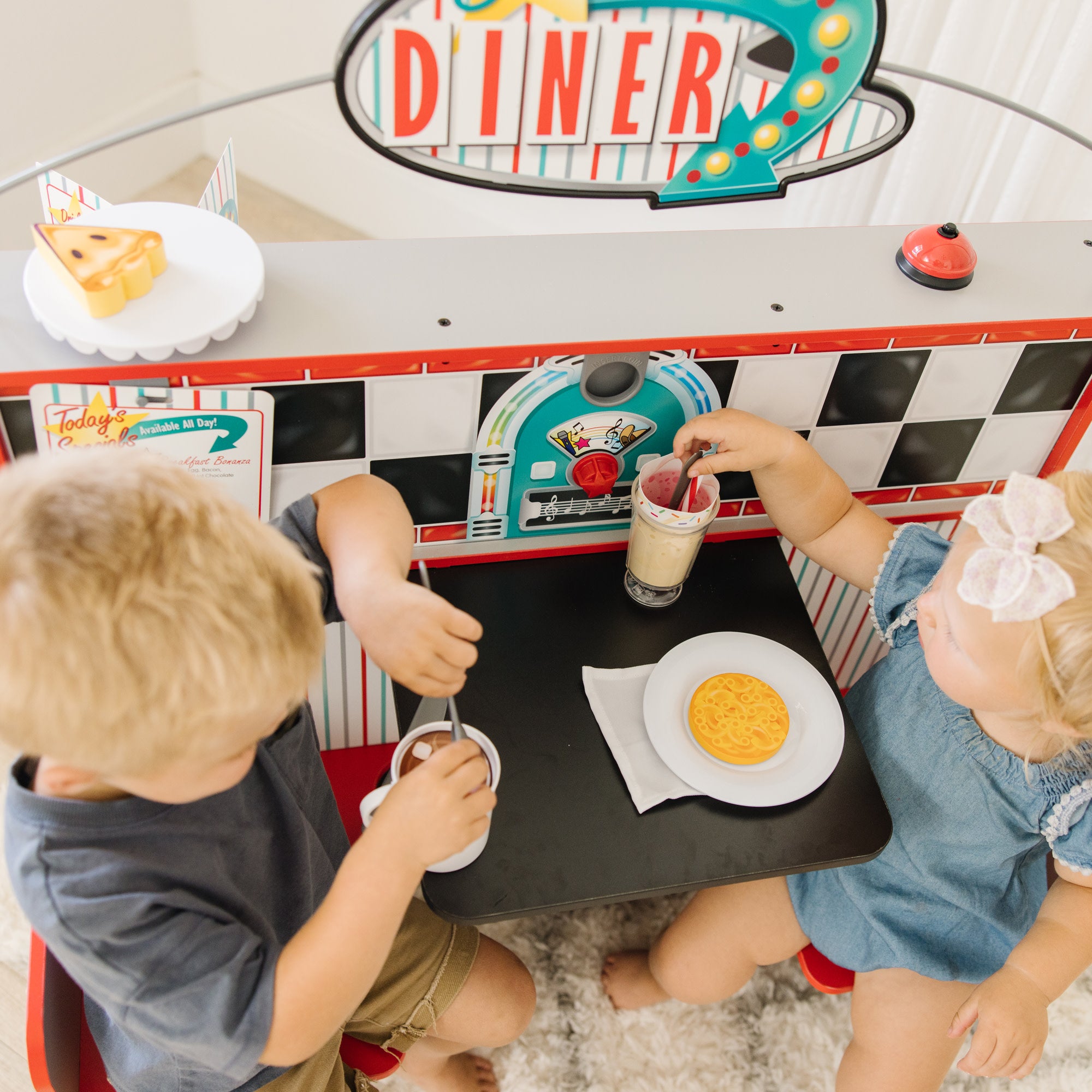 Melissa & Doug Wooden Star Diner Restaurant - Image 5