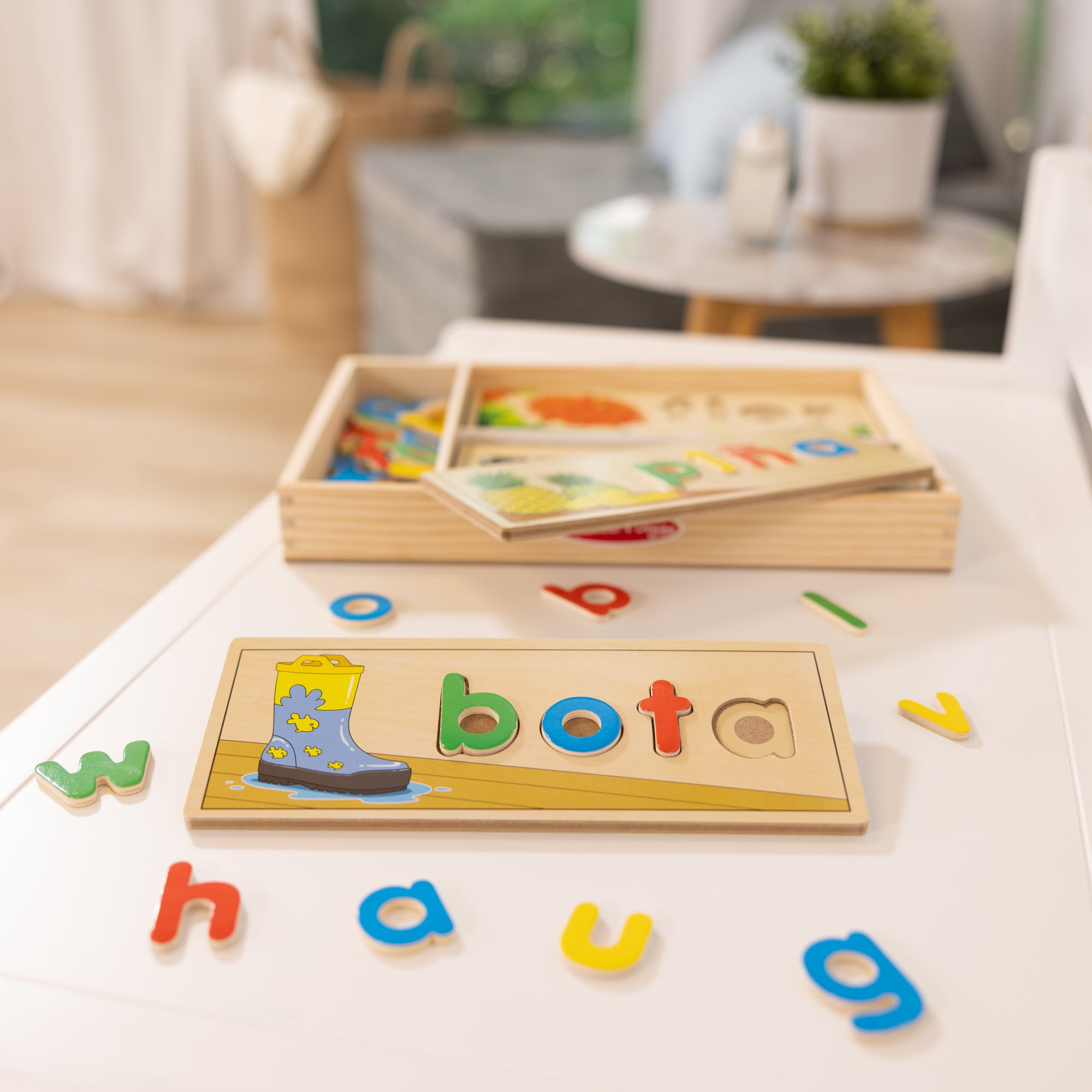 Melissa & Doug Spanish See & Spell Learning Toy - Image 9