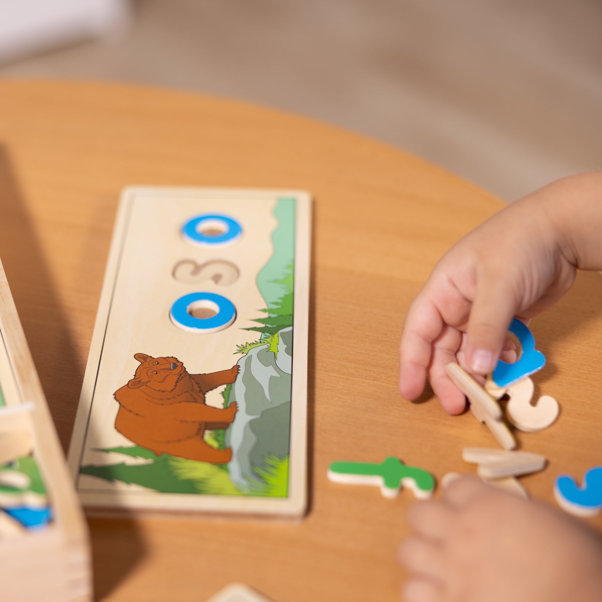 Melissa & Doug Spanish See & Spell Learning Toy - Image 7