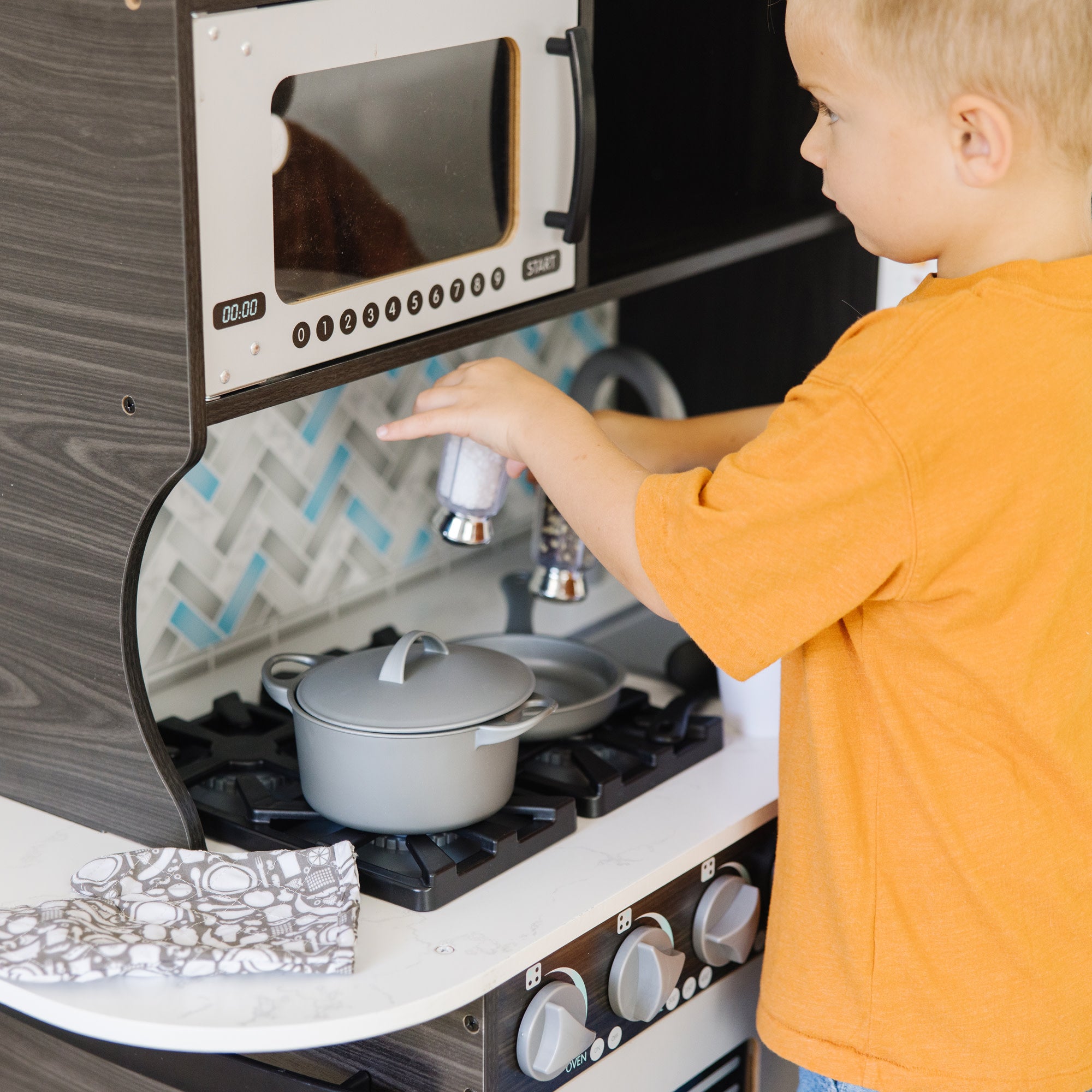 Melissa & Doug Wooden Chef's Kitchen - Charcoal - Image 6