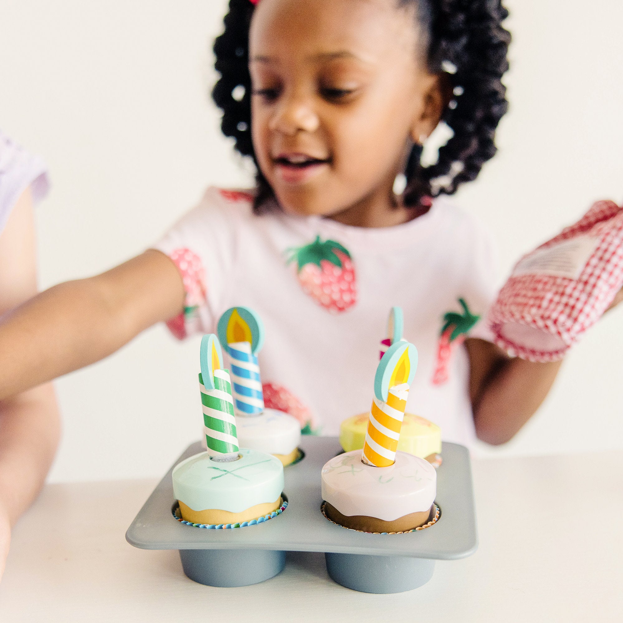 Melissa & Doug Bake & Decorate Wooden Cupcake Play Set - Image 7