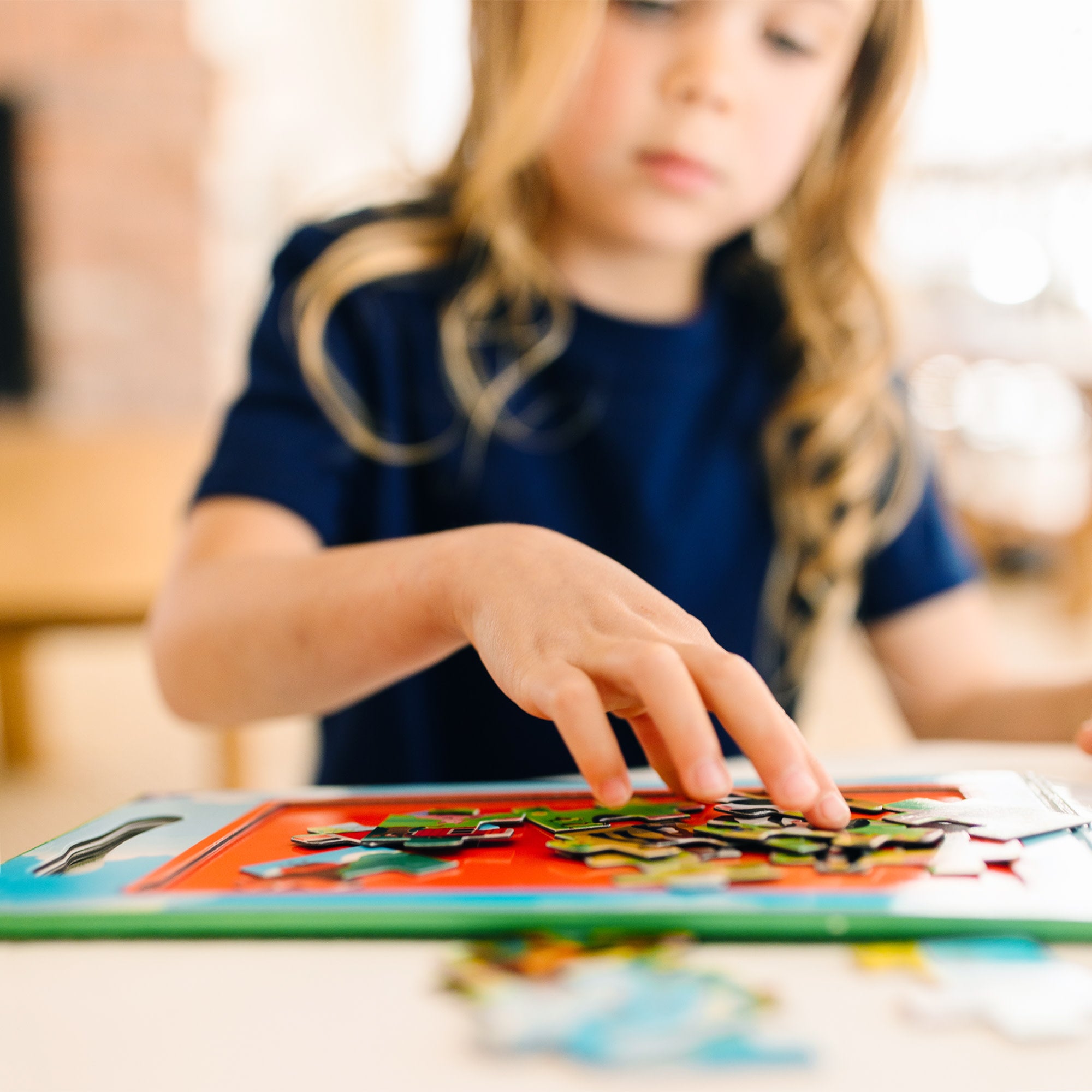 Melissa & Doug Take-Along Magnetic Jigsaw Puzzles ?C On the Farm - Image 6