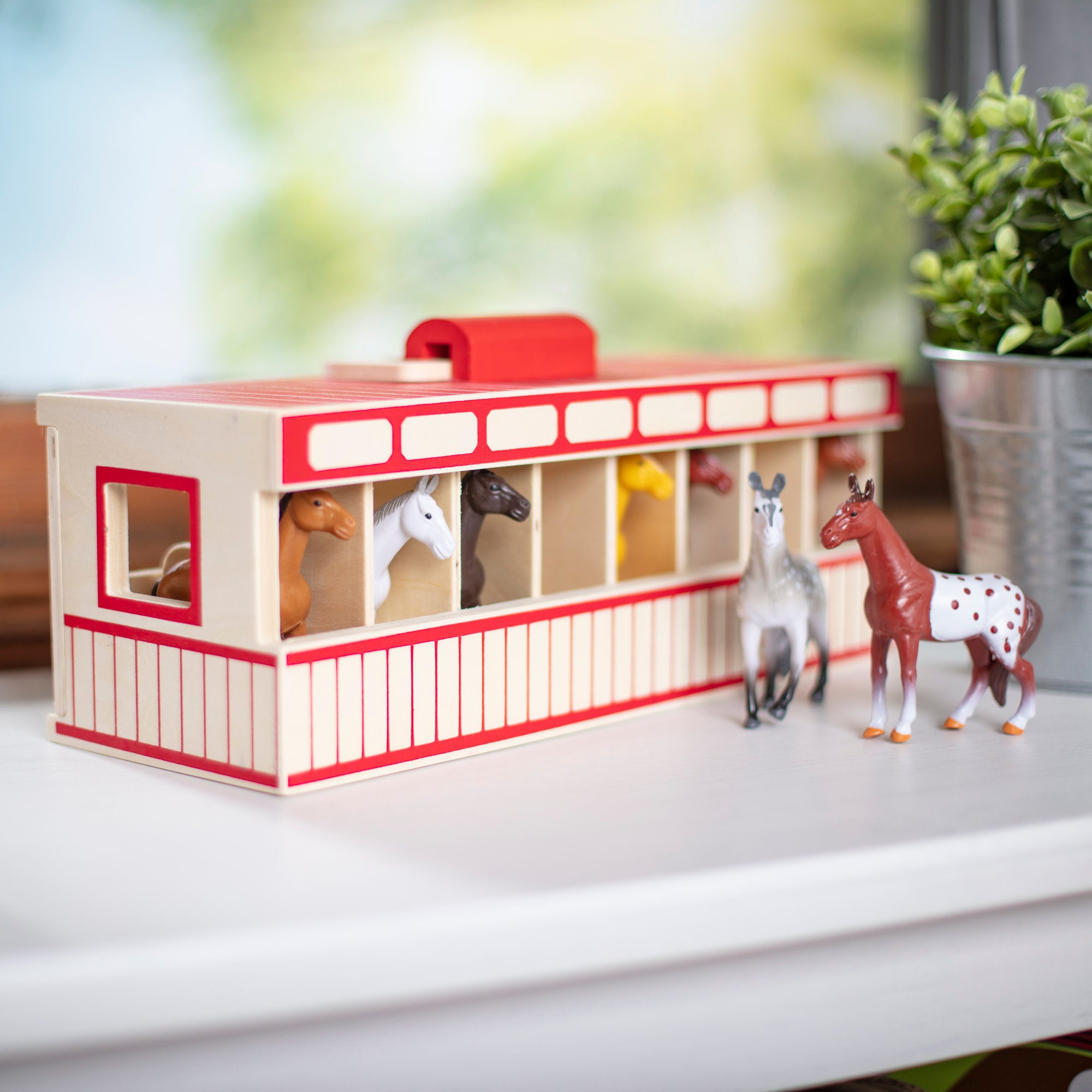 Melissa & Doug Take-Along Show-Horse Stable - Image 9