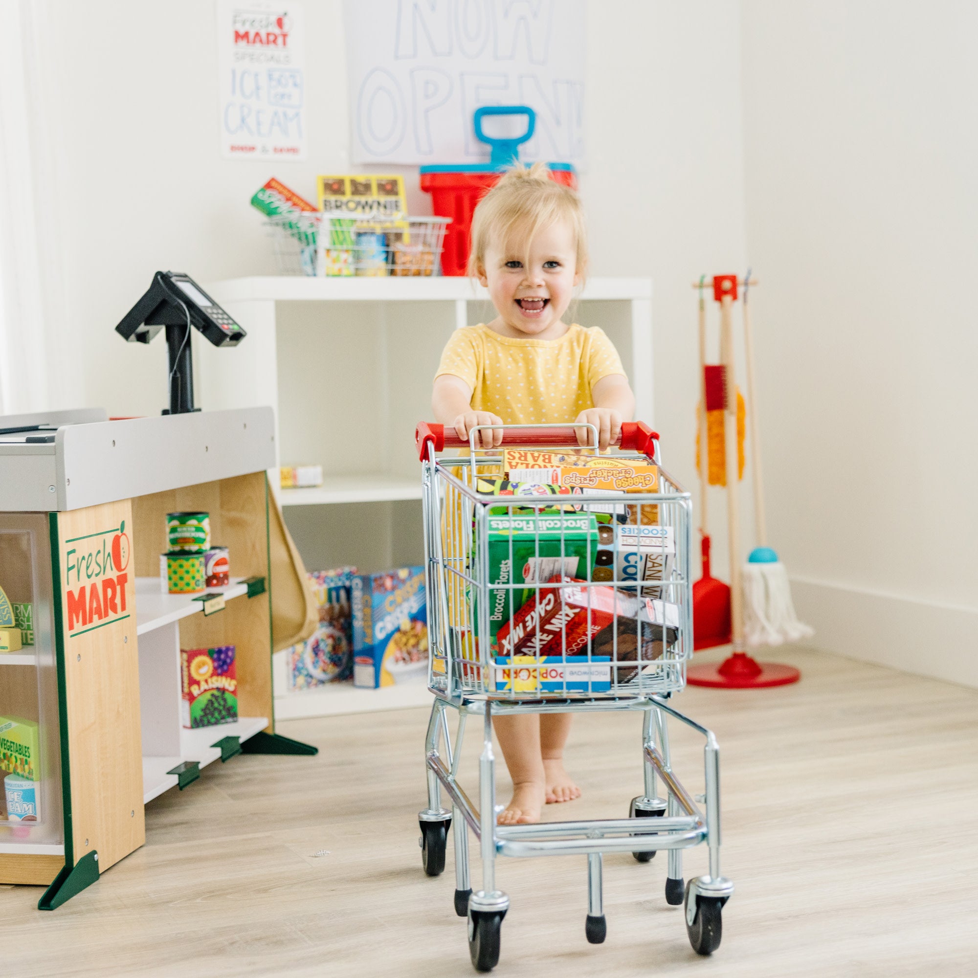 Melissa & Doug Metal Grocery Shopping Cart Toy - Image 6