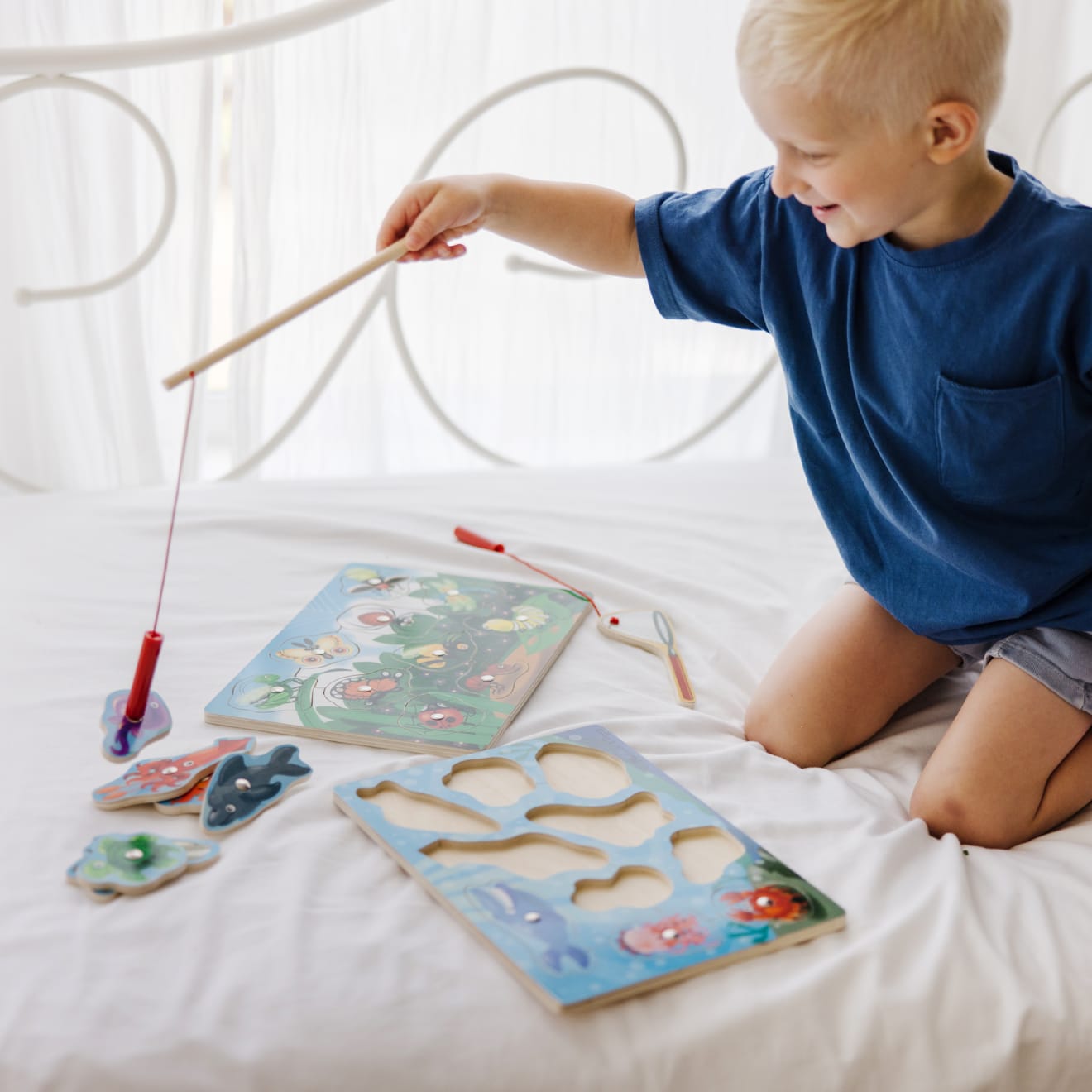 Melissa & Doug Bug-Catching Magnetic Puzzle Game - Image 2
