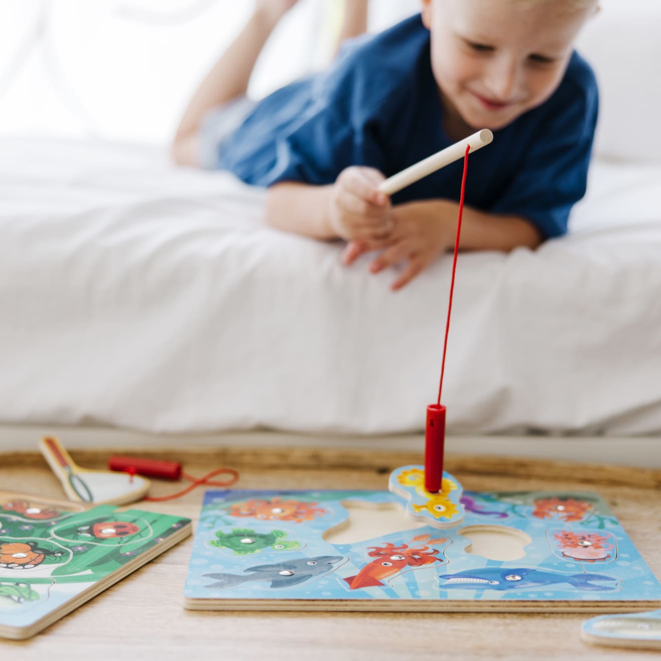 Melissa & Doug Bug-Catching Magnetic Puzzle Game - Image 7