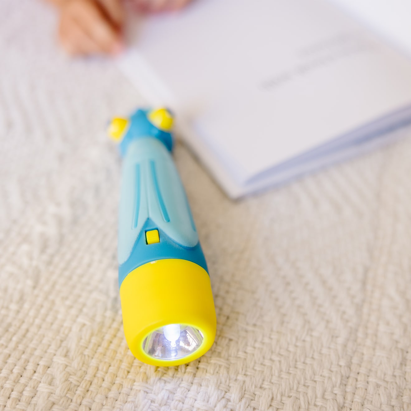 Melissa & Doug Flash Firefly Flashlight - Image 9