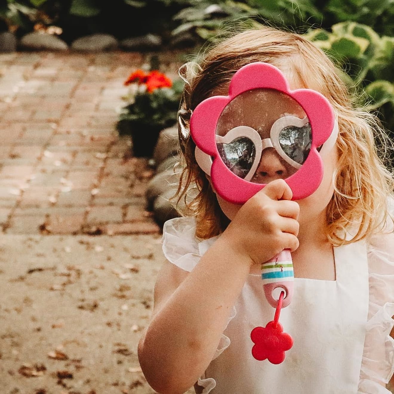 Melissa & Doug Pretty Petals Magnifier - Image 7