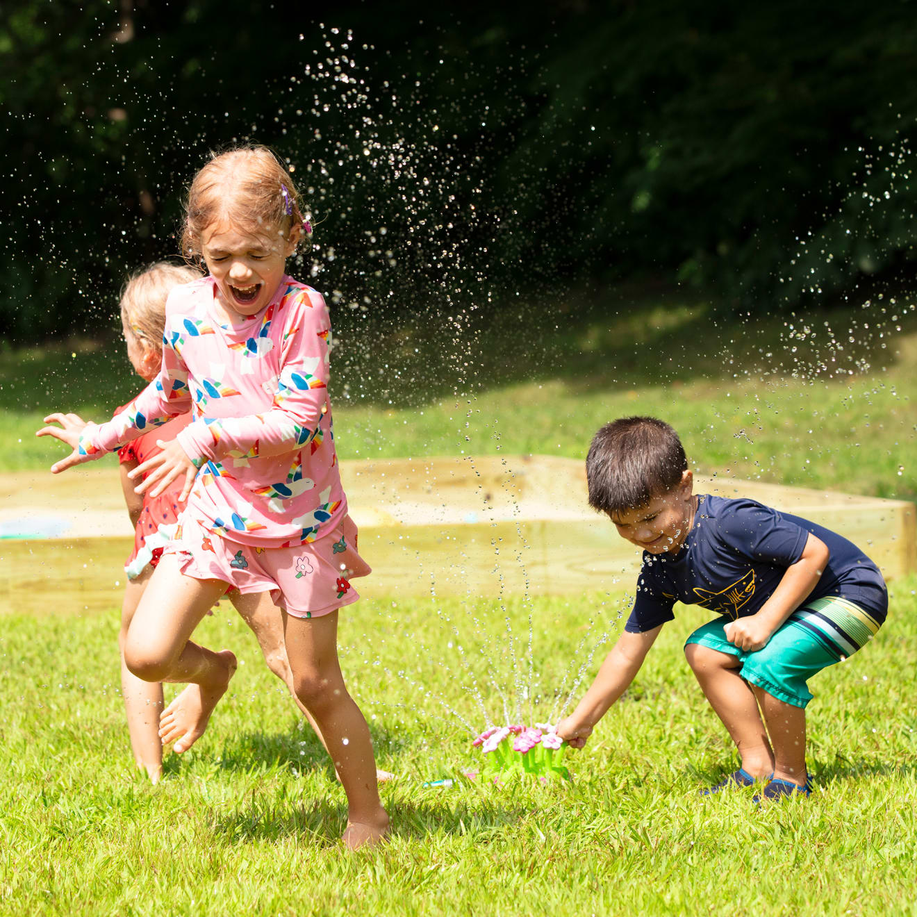 Melissa & Doug Pretty Petals Sprinkler - Image 5