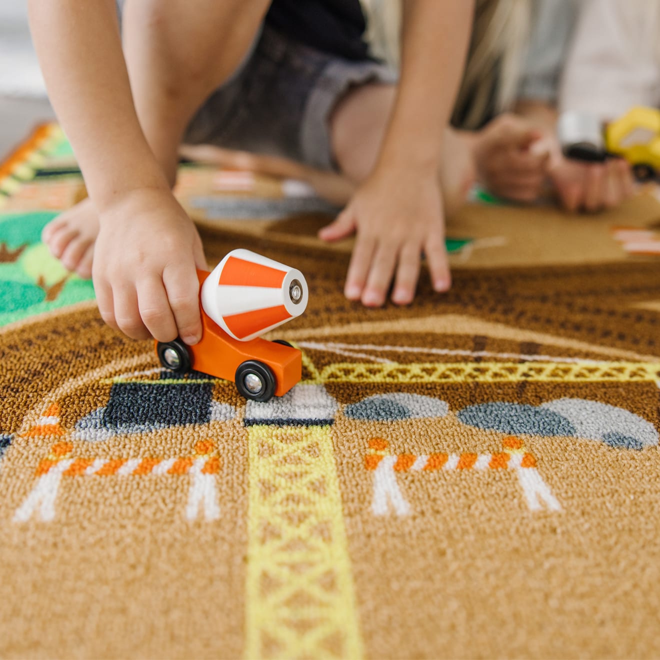 Melissa & Doug Round the Construction Zone Work Site Rug & Vehicle Set - Image 9