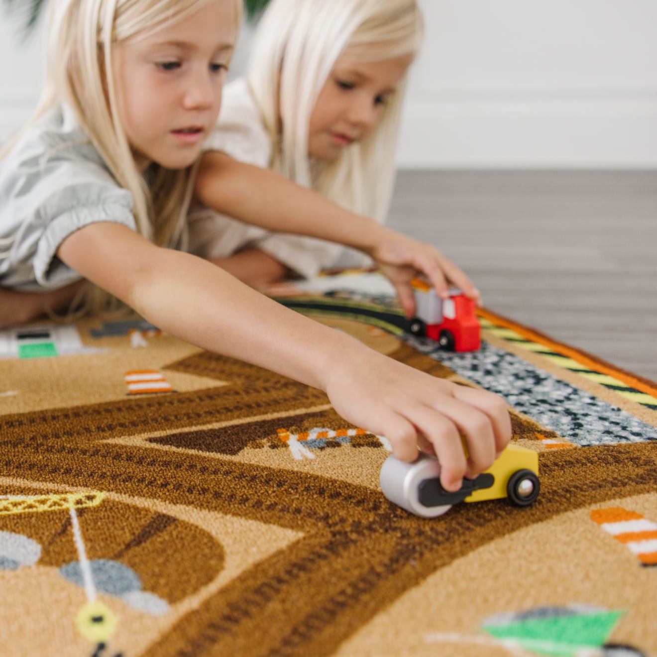 Melissa & Doug Round the Construction Zone Work Site Rug & Vehicle Set - Image 5
