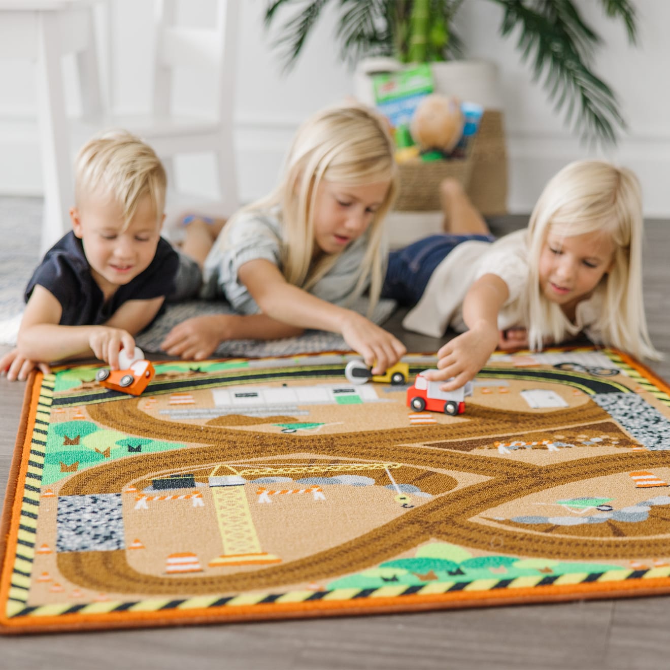 Melissa & Doug Round the Construction Zone Work Site Rug & Vehicle Set - Image 6