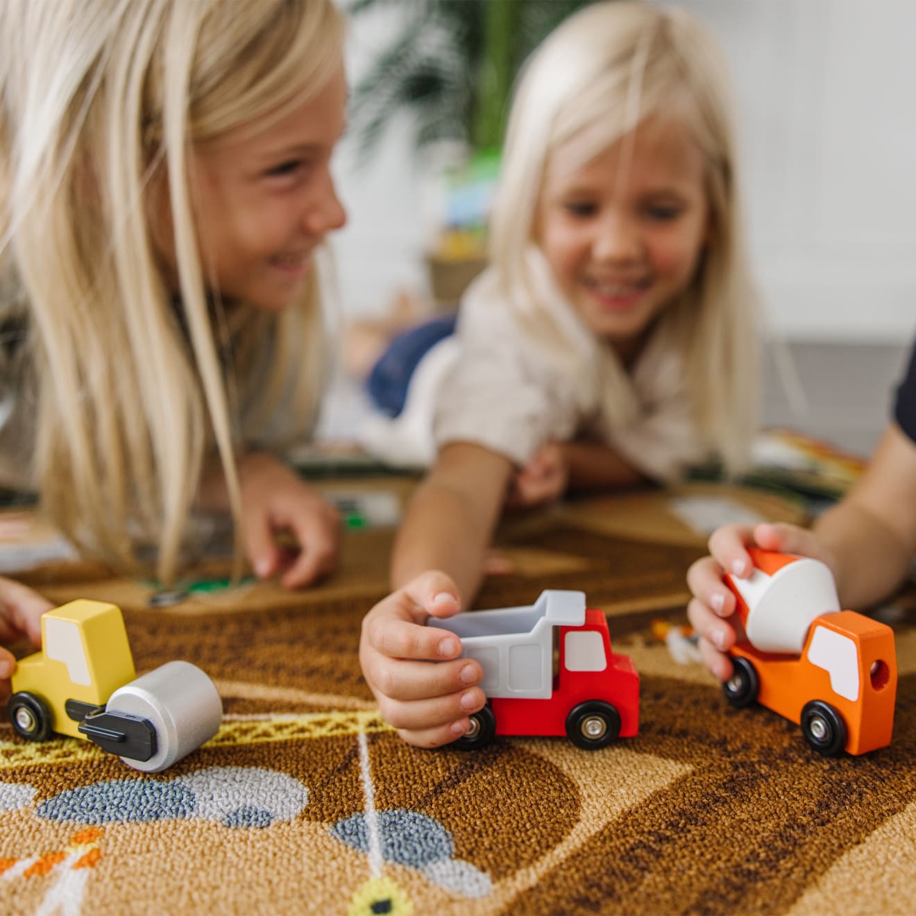 Melissa & Doug Round the Construction Zone Work Site Rug & Vehicle Set - Image 7