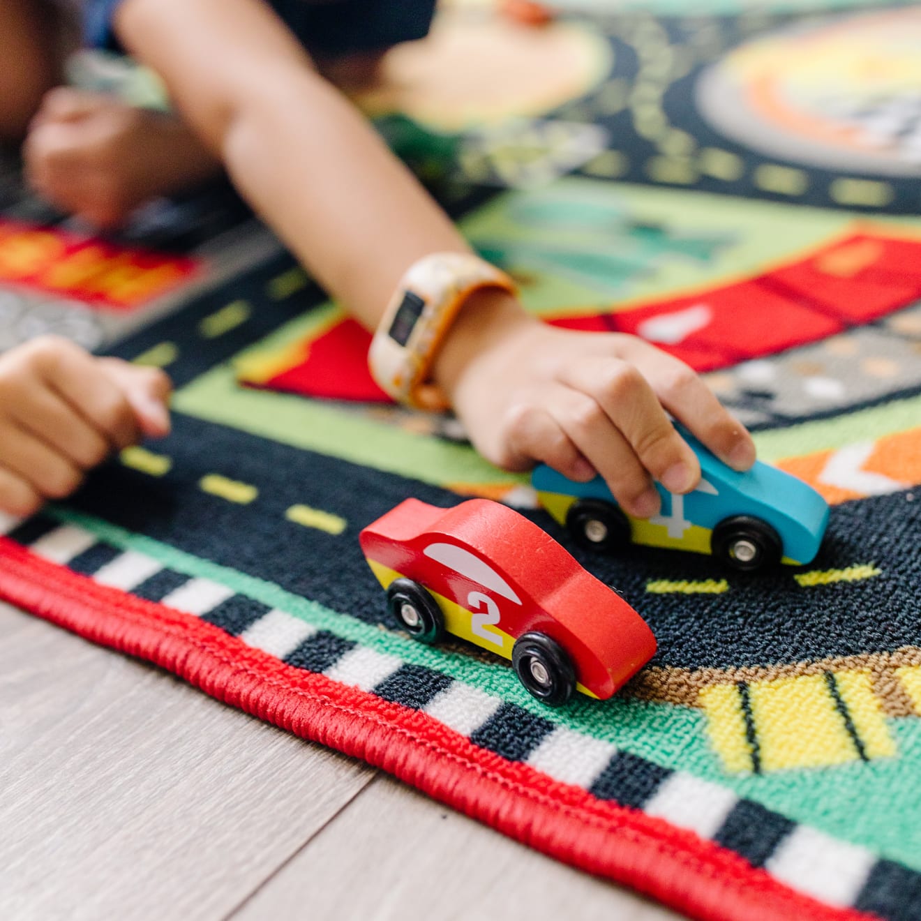 Melissa & Doug Round the Speedway Race Track Rug & Car Set - Image 7