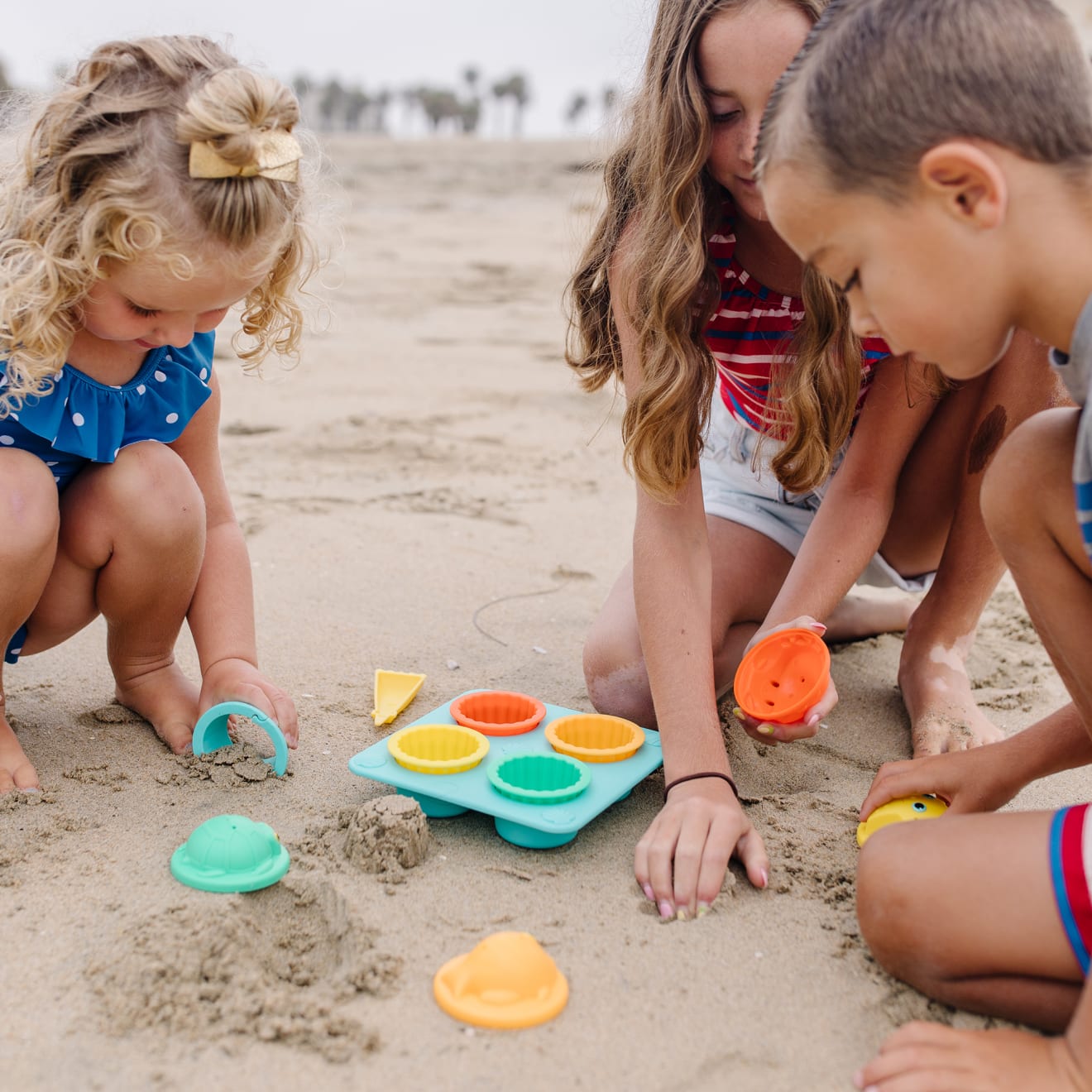Melissa & Doug Seaside Sidekicks Sand Cupcake Set - Image 8