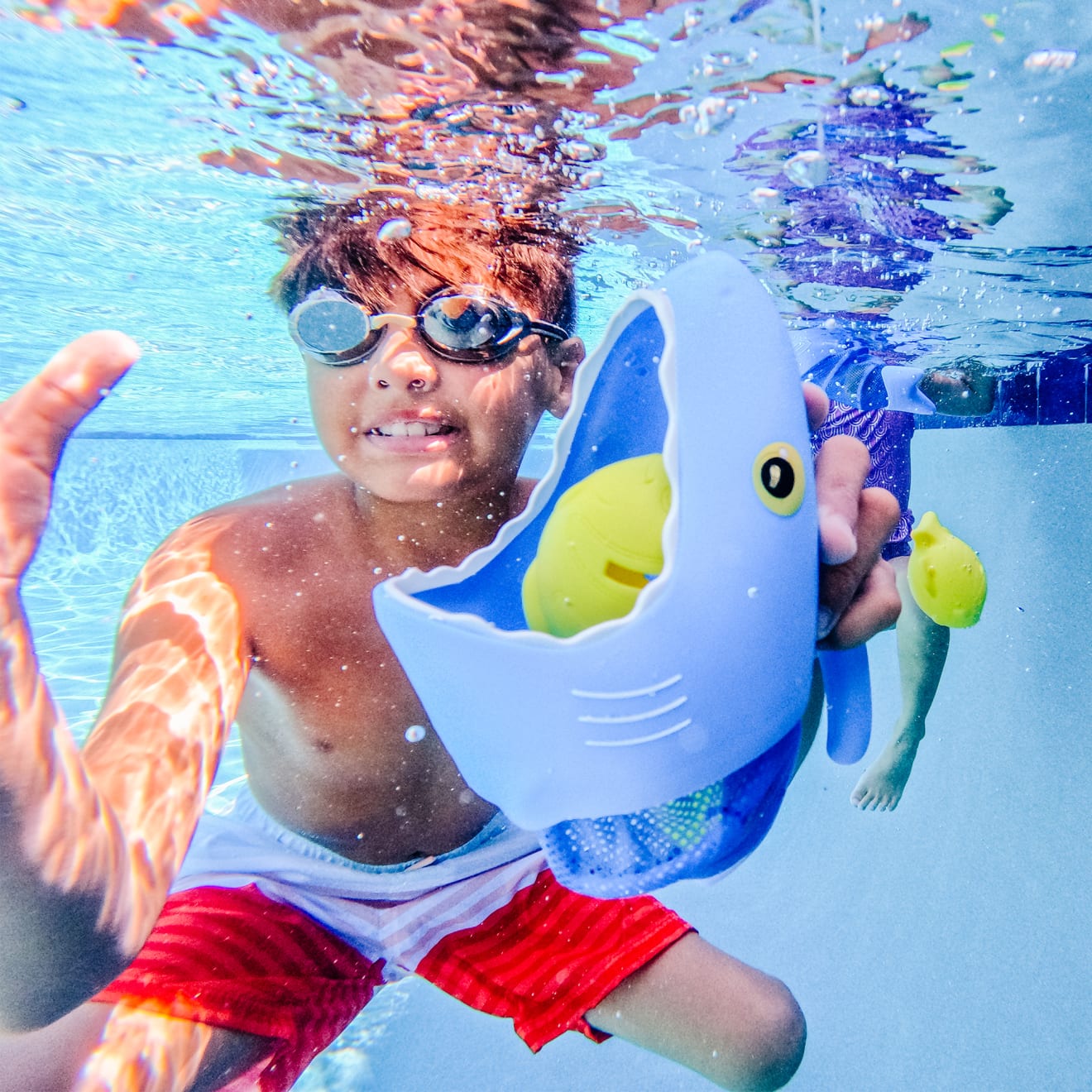 Melissa & Doug Spark Shark Fish Hunt Pool Toy - Image 2