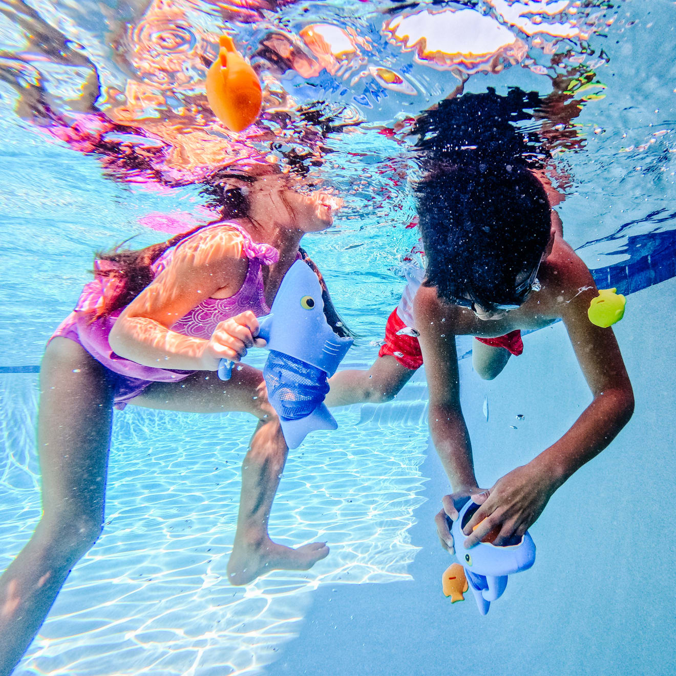 Melissa & Doug Spark Shark Fish Hunt Pool Toy - Image 5