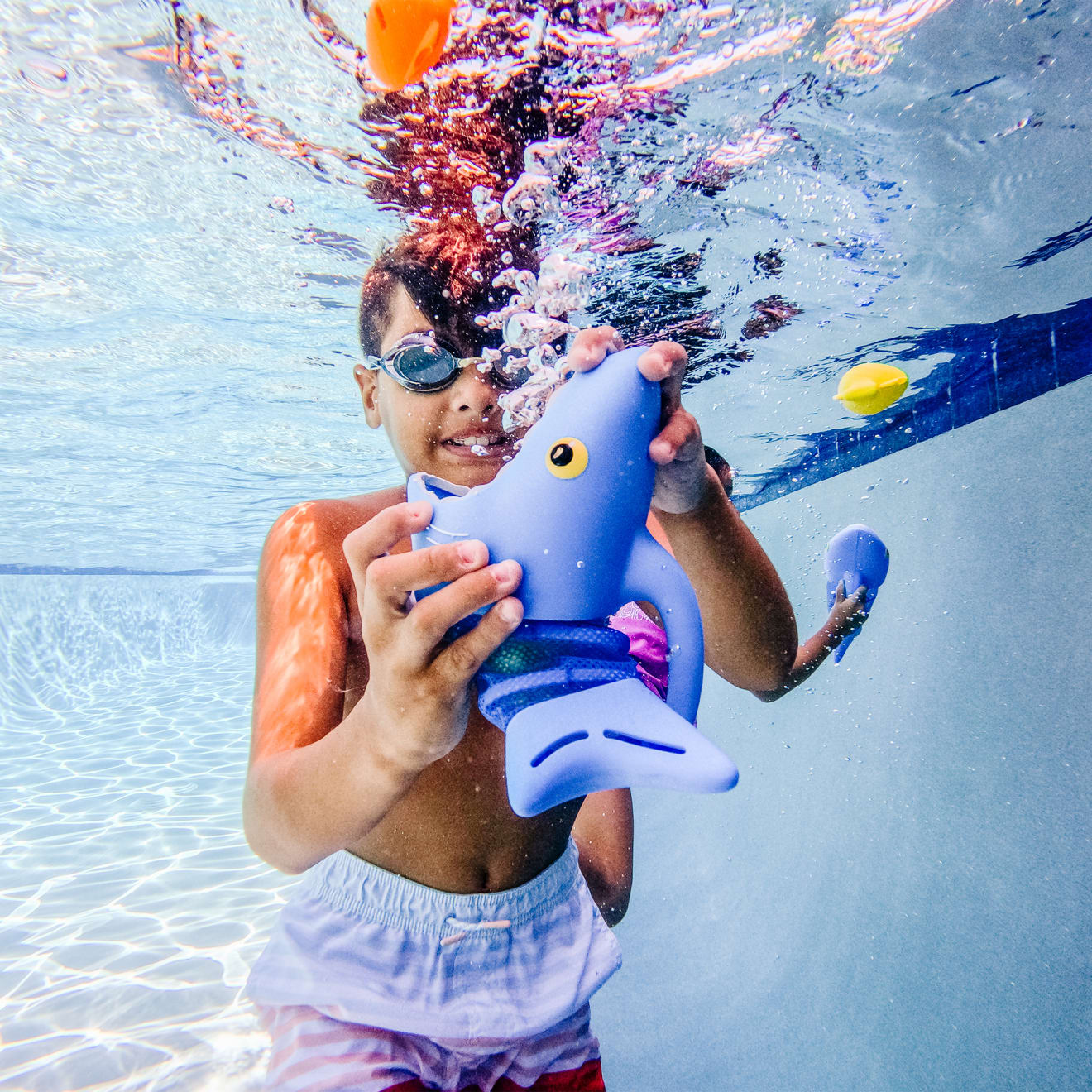 Melissa & Doug Spark Shark Fish Hunt Pool Toy - Image 6