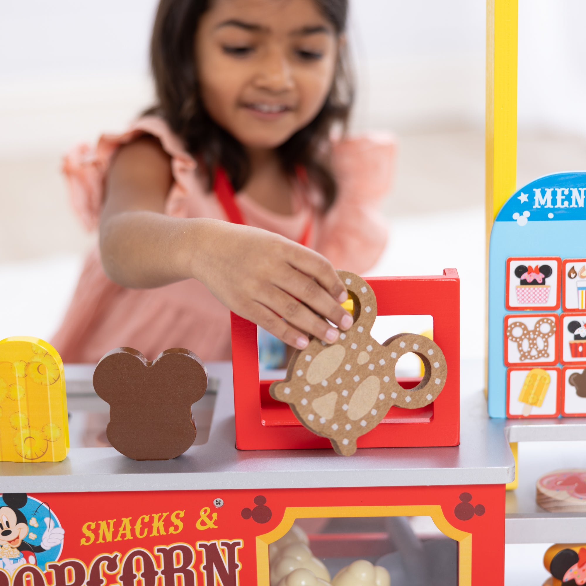 Melissa & Doug Disney Snacks & Popcorn Wooden Food Counter - Image 7