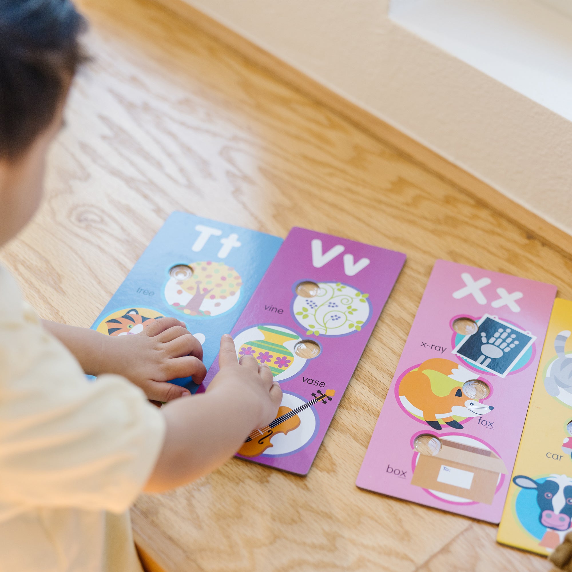 Melissa & Doug Poke-A-Dot Jumbo Alphabet Learning Cards - Image 10