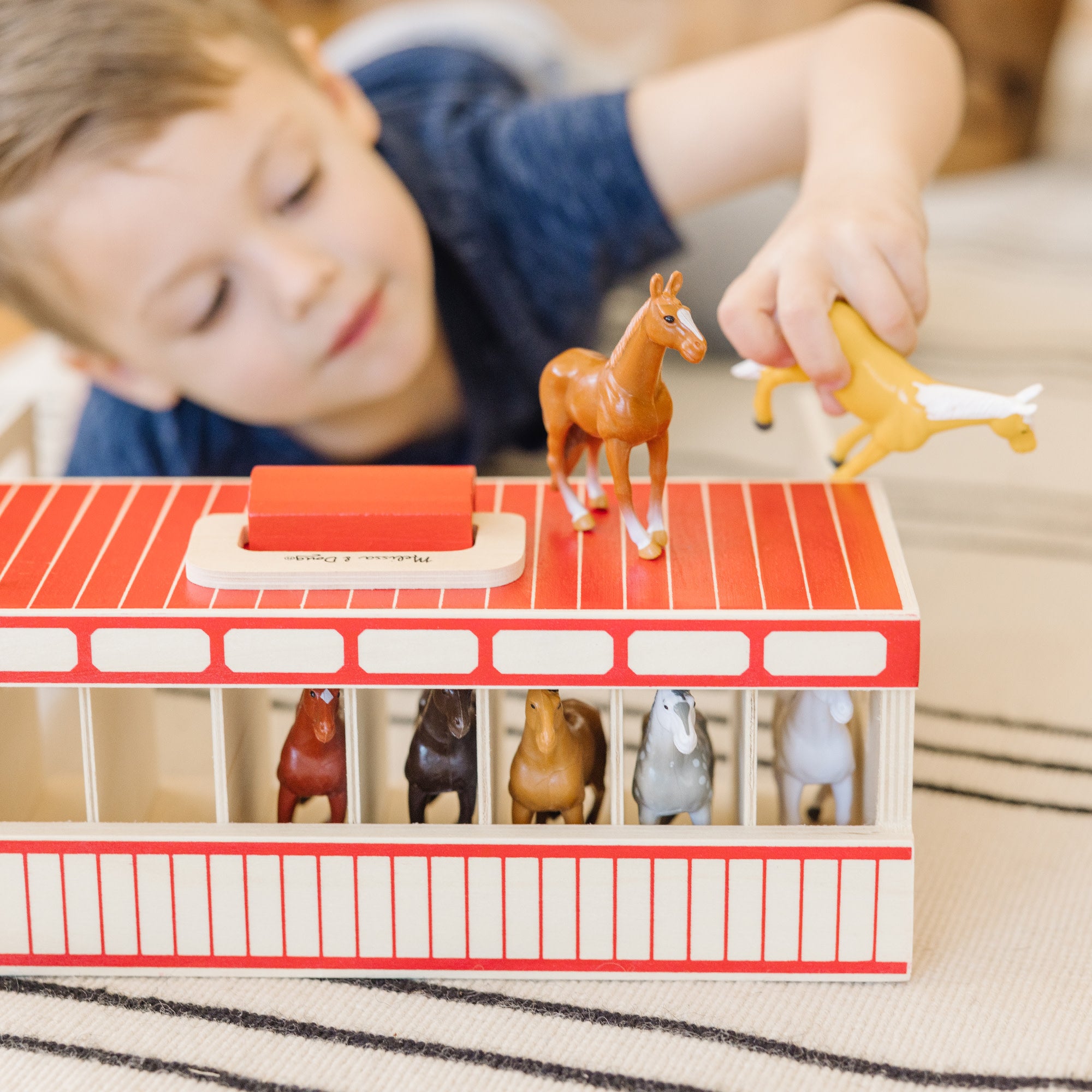 Melissa & Doug Take-Along Show-Horse Stable - Image 5