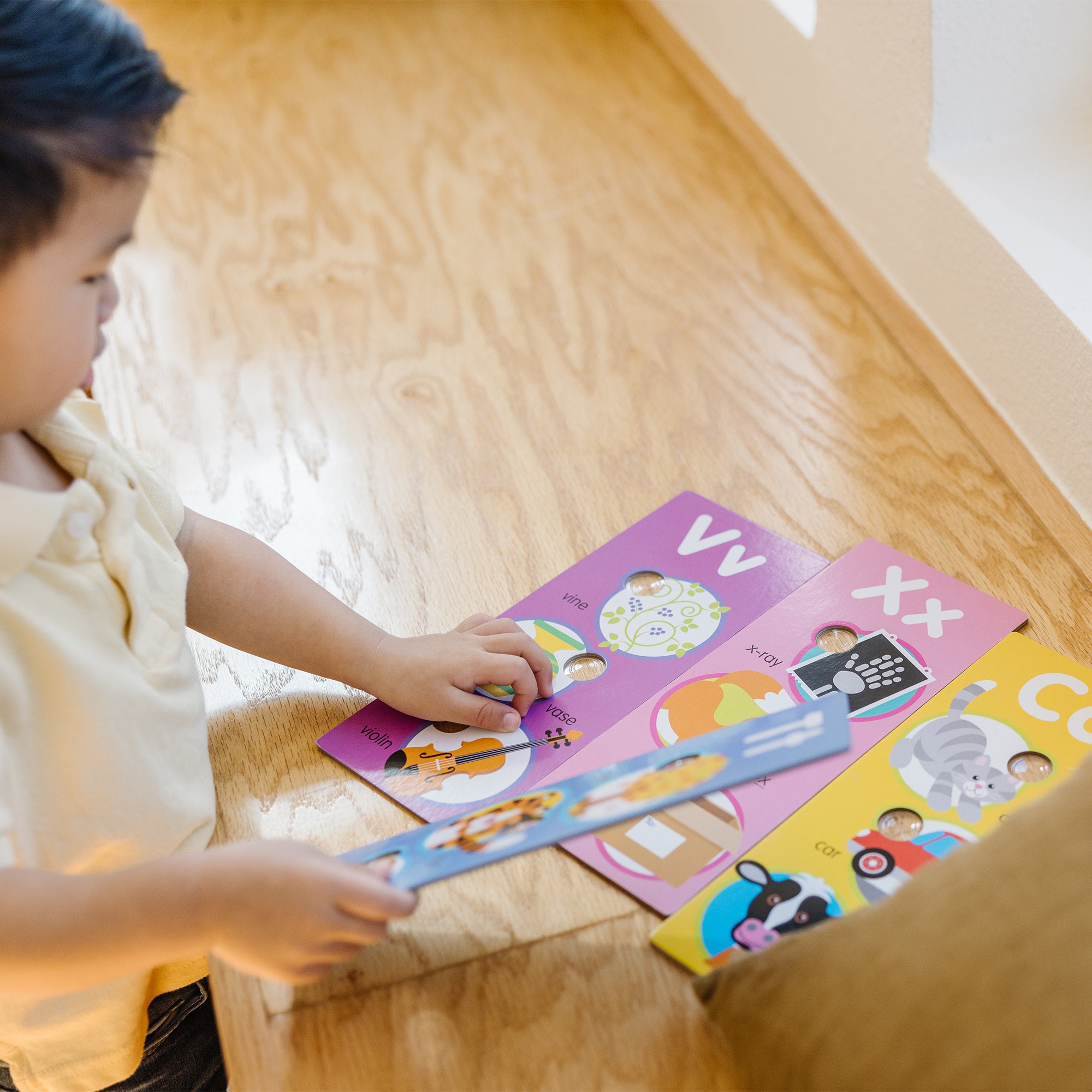 Melissa & Doug Poke-A-Dot Jumbo Alphabet Learning Cards - Image 6