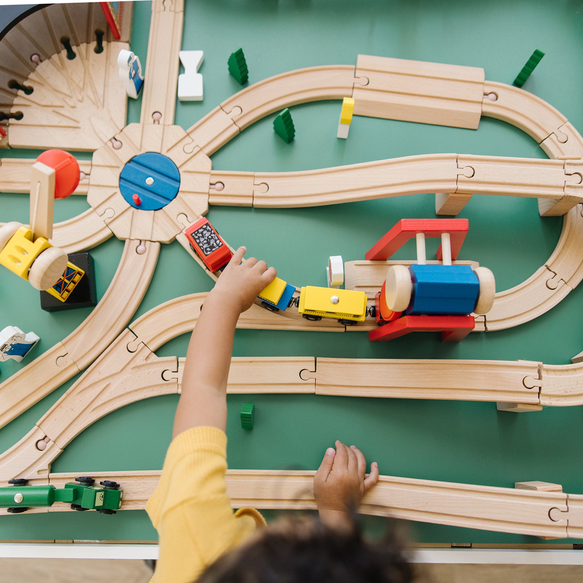 Melissa & Doug Wooden Railway Set - Image 8