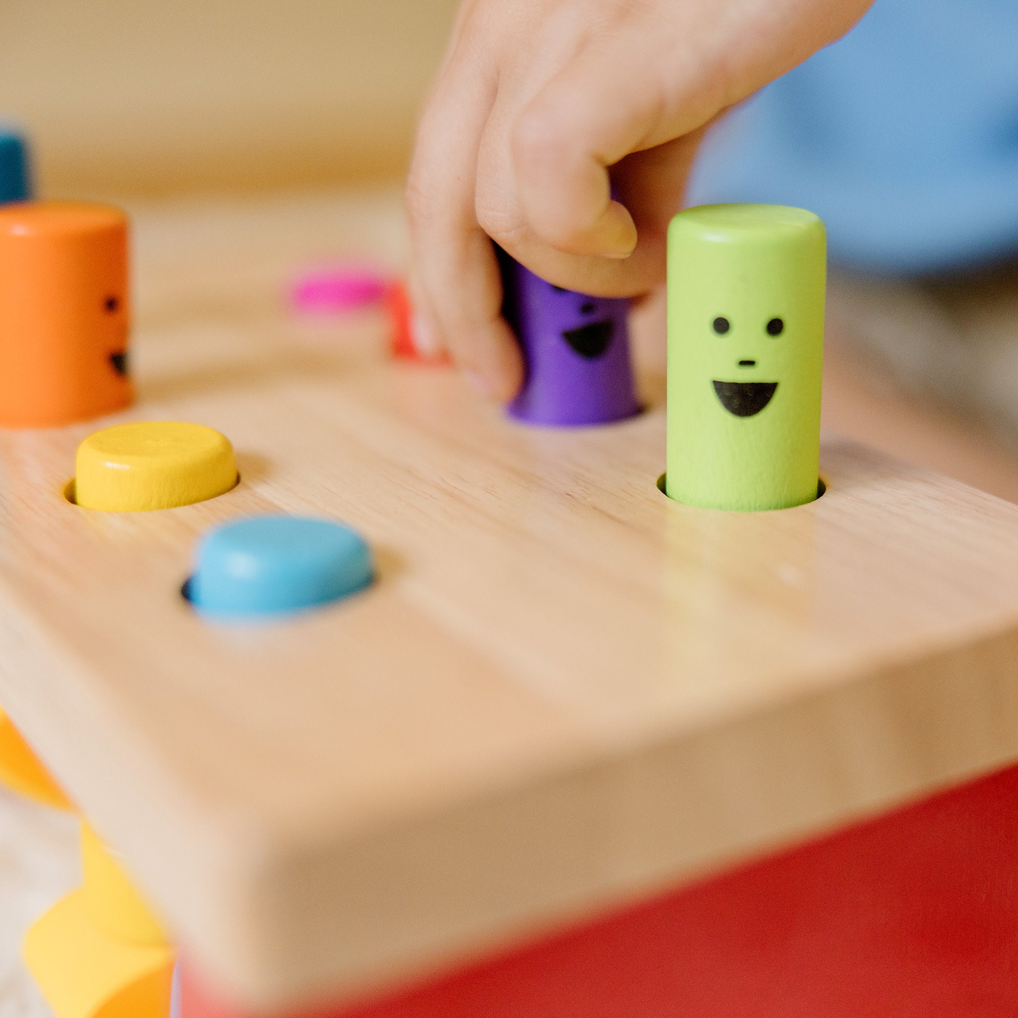Melissa & Doug Deluxe Pounding Bench - Image 4
