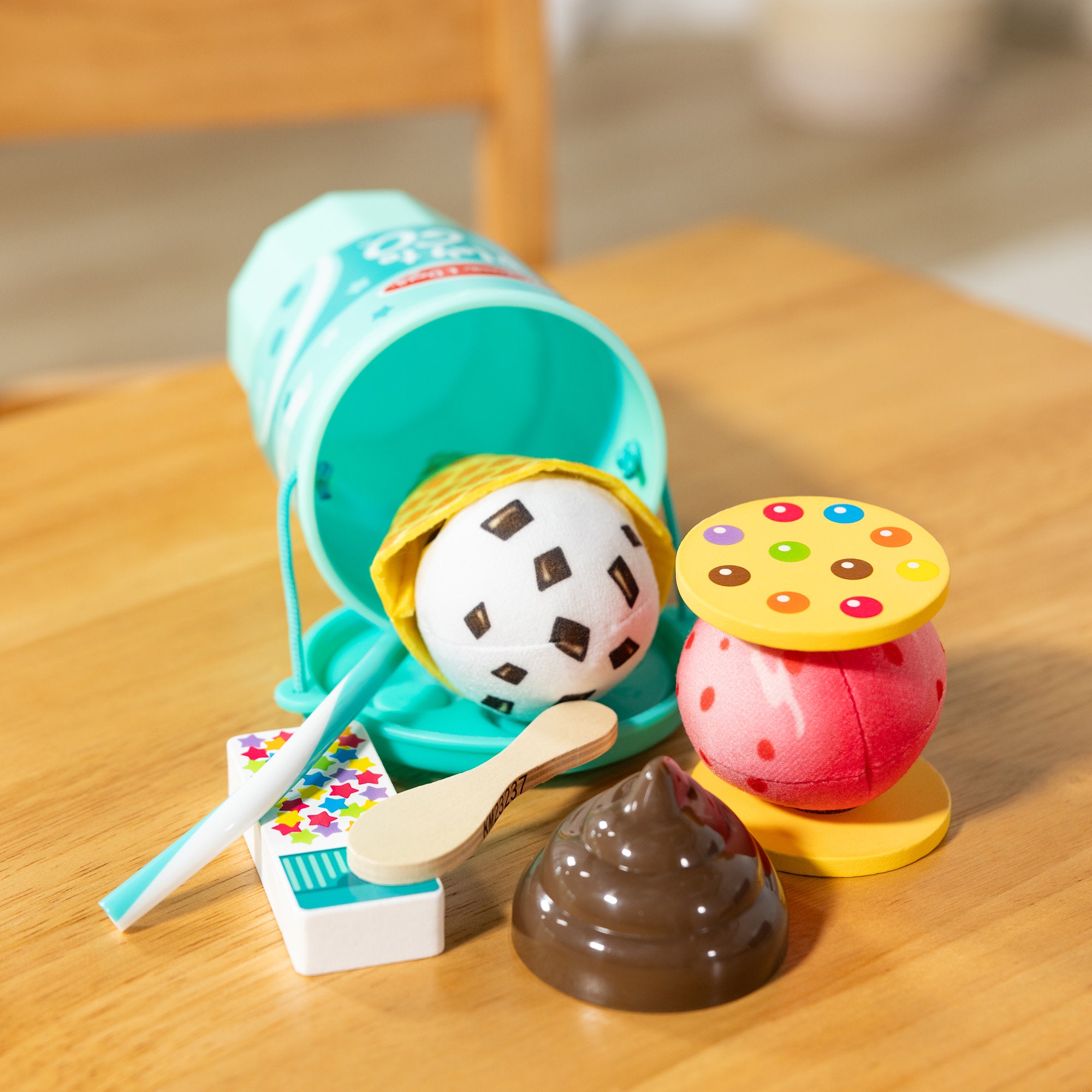Melissa & Doug Play to Go Ice Cream Play Set - Image 8