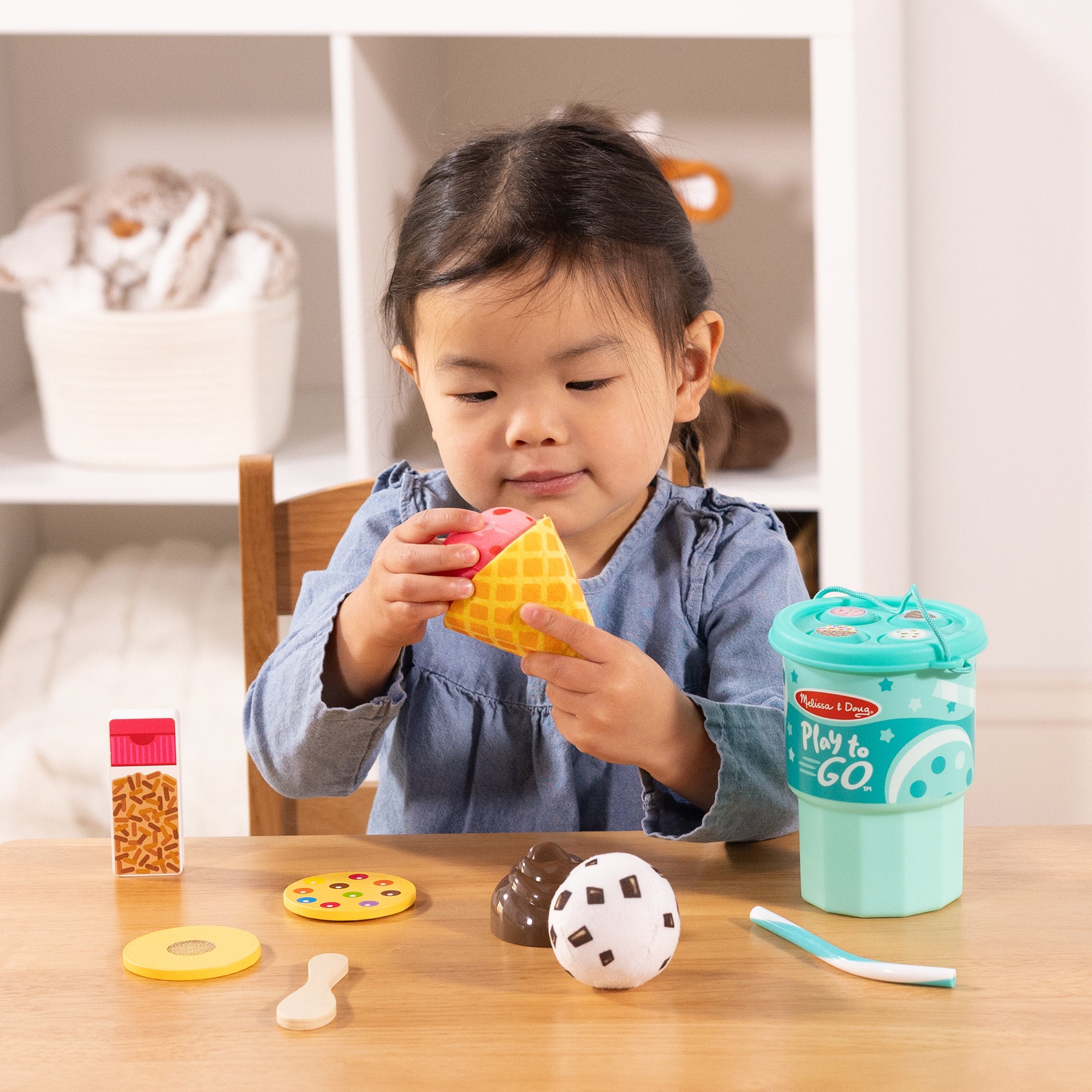 Melissa & Doug Play to Go Ice Cream Play Set - Image 7
