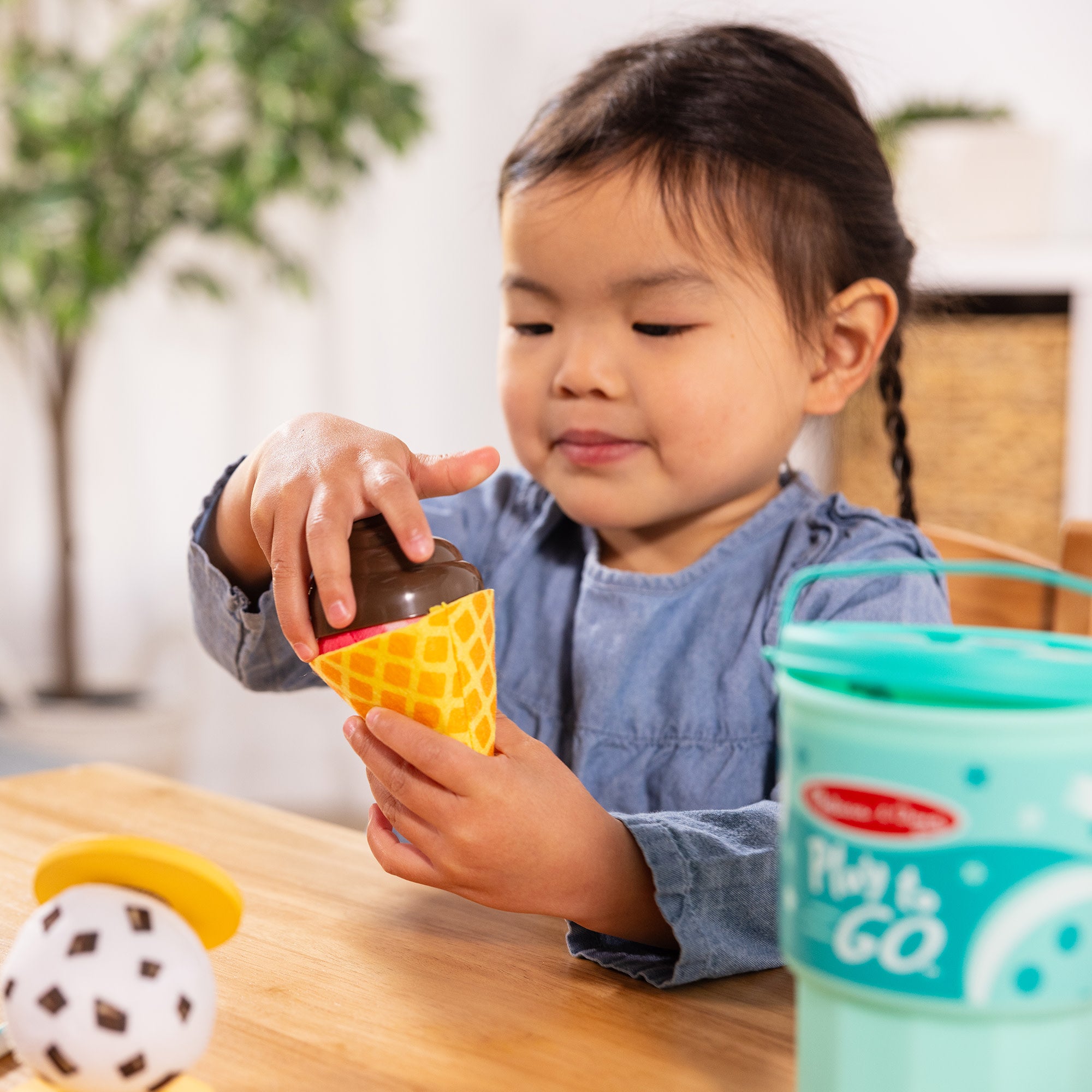 Melissa & Doug Play to Go Ice Cream Play Set - Image 4
