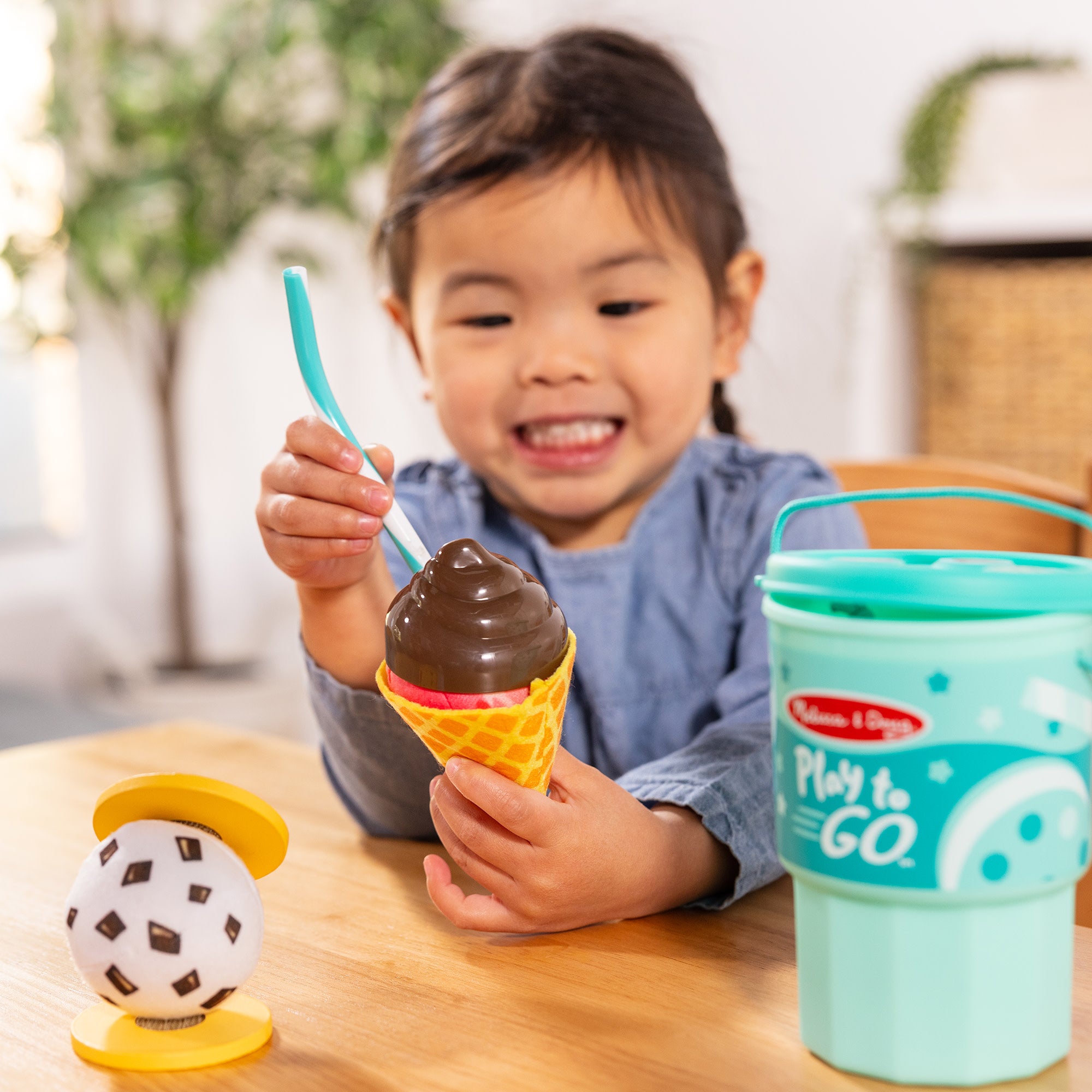 Melissa & Doug Play to Go Ice Cream Play Set - Image 6